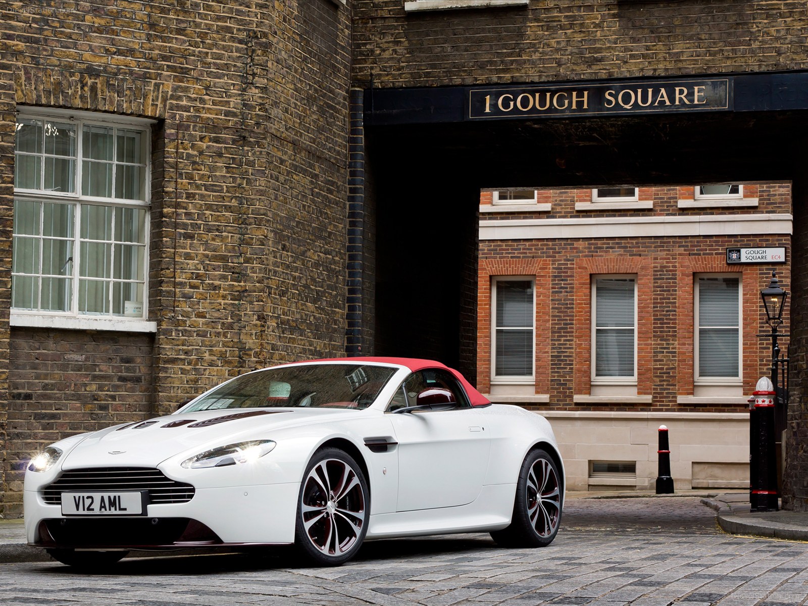 Aston Martin V12 Vantage Roadster 2013